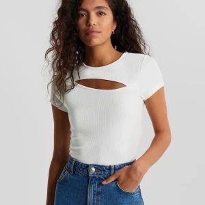 Cutout top från Gina tricot - Fin vit cutout top från Gina tricot. Helt oanvänd med lappar kvar i storlek S