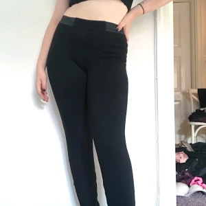 Calvin Klein ”leggings” - Svarta legging liknande byxor från Calvin Klein. Stretchiga om med elastiskt band runt midjan och fick detaljer bak. Fint använt skick! Storlek 6 150kr Fraktar eller möts i Sthlm