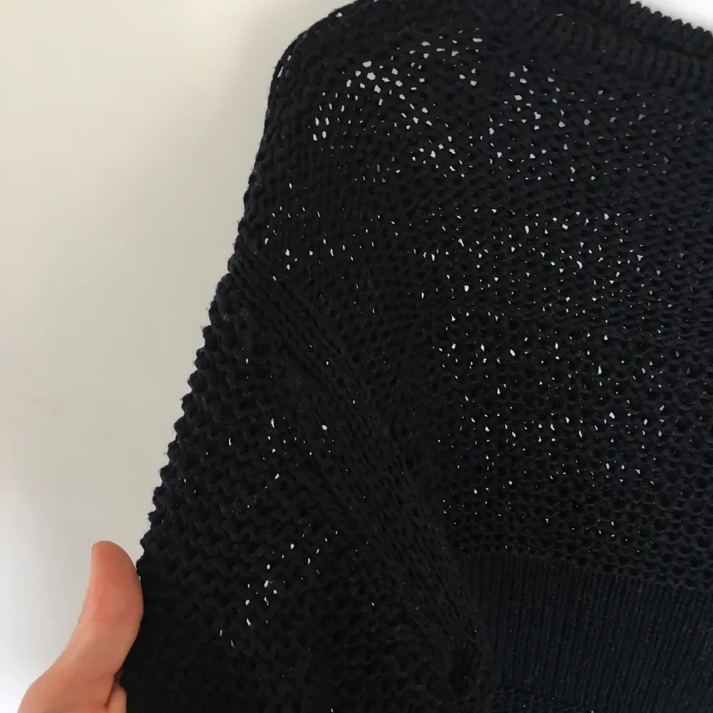 En svart stickad tröja, som är i en bra stick. den har inga slitningar eller fläckar. Köparen står för frakt💕. Stickat.
