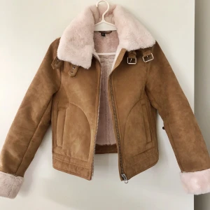 Höstjacka Storlek XS - Jättefin jacka från H&M som endast är använd en gång! Nypris 499kr. Frakt ingår i priset!