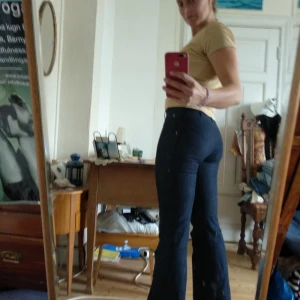 Utsvängda jeans! - Utsvängda jeans med ett lagat hål , se bilden! Är strl 36 men passar även 38!