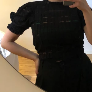 Zara spelstopp S - Supersöt topp i spets från Zara i storlek s. Frakt tillkommer✨