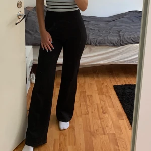Byxor från Nelly  - Svarta raka byxor från Nelly storlek xs. Högmidjade och stretchiga!