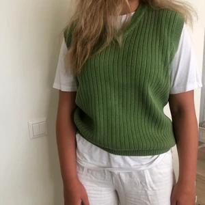 Grön väst - En jättesnygg grön väst som tyvärr inte kommer till användning! 180kr + frakt