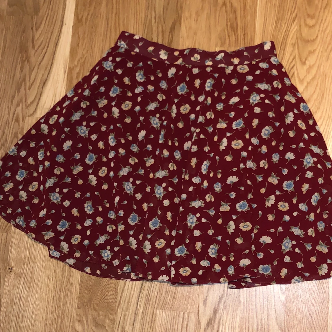 Röd minikjol med blommor - 90