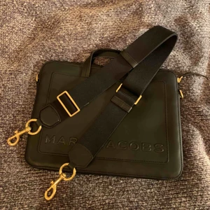 Datorfodral - Ett datorfodral från Marc Jacobs med axelband som går att reglera längd på och att ta av, köpt i höstas och använt några gånger✌🏼 säljer för att jag inte tycker det passar mig. Original pris va 2400kr