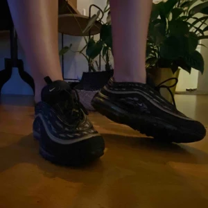  - Ett par feta Airmax som är otroligt sparsamt använda. Riktigt coola men tyvärr inte kommit till användning! Storleken funkar för dig som ligger emellan 39/40. Pris kan diskuteras vid snabb affär :), köpare står för frakt.