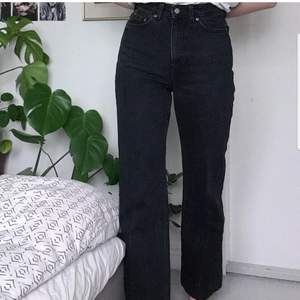 Snygga jeans från weekday i storlek 27. Förstora för mig så måste tyvärr sälja dem❤️ gott skick! 250kr ikl frakt. 