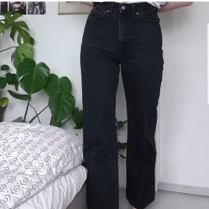 Weekday jeans - Snygga jeans från weekday i storlek 27. Förstora för mig så måste tyvärr sälja dem❤️ gott skick! 250kr ikl frakt. 