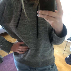 Grå Calvin Klein tjocktröja - Grå Calvin Klein tjocktröja med loggan på huvan. Jättemysig och varm. Storlek M. Säljer för att jag har rensat min garderob och inte använder den längre. Frakt tillkommer, kan annars mötas upp i Sthlm. Pris kan diskuteras 💕