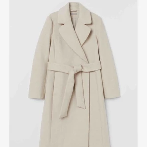  - Säljer min fina oanvända kappa från HM på grund av att jag råkade köpa fel storlek. Varm och skön! Storlek 44 men passar även mindre storlekar  beroende på hur man vill att den ska sitta🌟