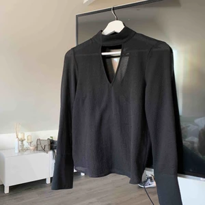  - Blus från hm med urringning och öppen rygg. 