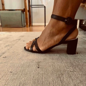  - Snygga klackar som är otroligt bekväma att gå i!🌟 Passar till allt. Klackhöjd 6,5cm. De är helt oanvända. Står strl 40 men skulle säga ty de passar 39 bättre, då den är liten i storleken. Eller en liten 40:a.