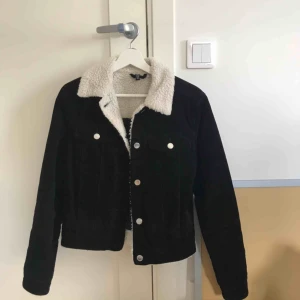  - Manchester jacka med lite teddy material i kragen. Ganska tunn i materialet.