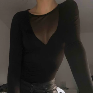  - Svart långärmad tröja med v-ringning i mesh framtill och baktill. Perfekt till en utekväll! Köpare står för frakt om så önskas.