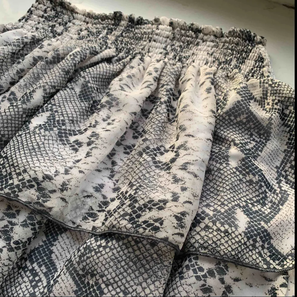 Säljer denna volang kjol med orm mönster!!  Super snygg men dock bara använd typ 2 gånger så den är som ny;) Skriv om du vill ha fler bilder💕💕. Kjolar.