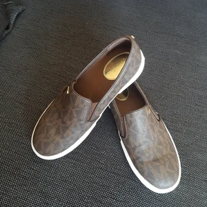 Michale Kors skor stl 40 - Använda en gång, så mycket bra skick. Liten kudde för hälen som gör dem extremt bekväma. Gummiutsida och resår i kanterna. 