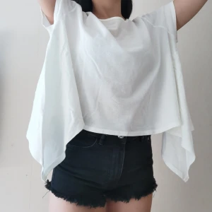 Krämvit draperad topp - En fin Zara topp i krämvit färg. (Hämtas i Malmö eller fraktas).