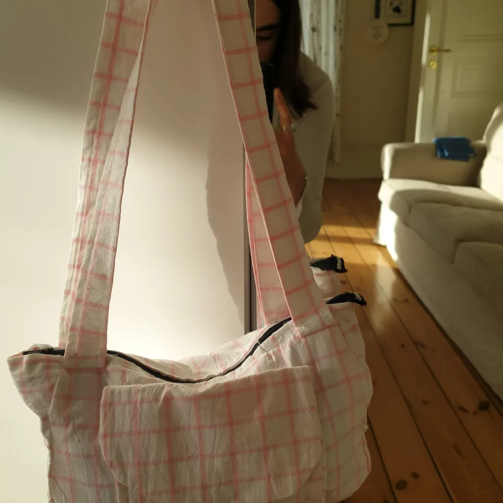 Säljer min egensydda baguett väska som är vitrutig😊den är väldigt rymlig och skön att ha över axeln, fina färger nu till sommaren💗🌞den har ett litet och ett stort fack innuti samt två på utsidan! . Väskor.