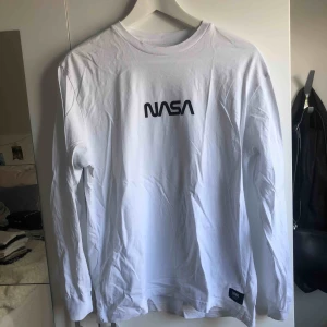  - Snygg longsleeve från Vans. Från barnavdelningen XL (14+) men skulle säga att den sitter som en loose XS 🤑 Skriv för fler bilder!