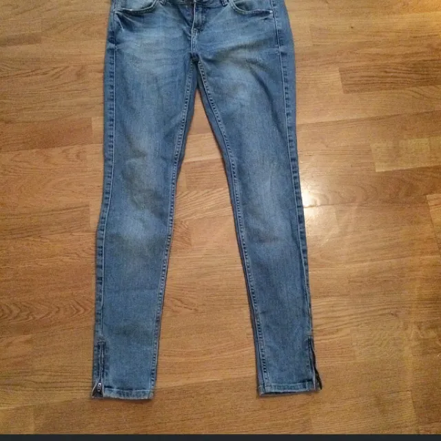 Ljusa jeans som är något stretchiga. Köpta från zara och knappt använda då de är något långa för mig (158cm lång). köparen står för frakt.. Jeans & Byxor.