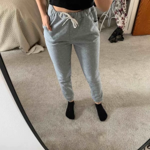 Mjukis - Helt nya och oanvända mjukisbyxor. Passar någon som är längre än mig, är 160 men de är rätt högmidjade. Det är en obesitet. Så typ S/M