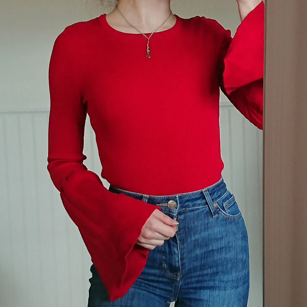 Fin röd stickad tröja med volangärmar i storlek S. Ganska använd men fortfarande i bra skick. 80 kr, köpare står för frakt ❤️ . Tröjor & Koftor.