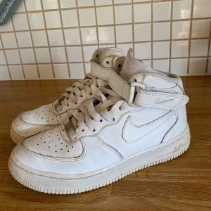  - Säljer mina höga Nike Air Force i storlek 37,5. Nypris är runt 1000kr och mina säljs för endast 250kr då de är väl använda 🌸 Betalas med swish och köparen står för frakten 😇
