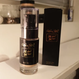 All about that Base - En foundation från märket "Rebecca Stella". I en kall rosa nyans passar en med ljus hy och har en rosa underton! Endast testad!