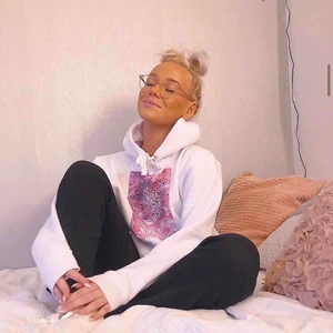 The cool elephant  - Säljer den jättefina hoodien på bilden från the cool elephant, första bilden är lånad🥰 vid ev frakt betalar köparen🧚🏻‍♀️ nypris 600kr❣️Bud ligger på 310❣️