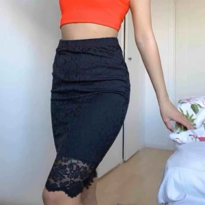  - Svart midi kjol. Använt bara en gång. 🤗