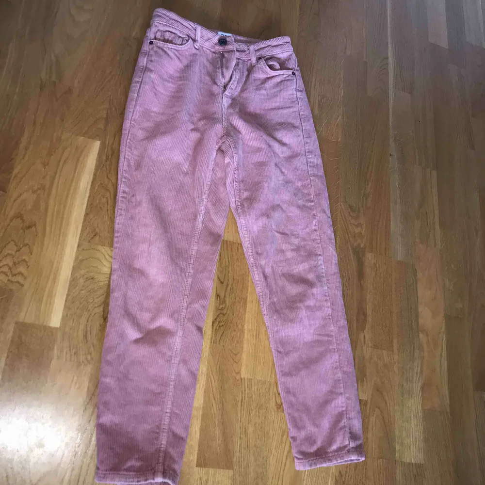 Ett par rosa manchesterbyxor från märket Urban Outfitters i storlek W24 L30. Hör gärna av er vid frågor, kanske fler bilder eller passform?:) . Jeans & Byxor.