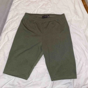  - Gröna cykelbyxor från Pretty Little Thing. Använda endast en gång , jättefina men säljer pga för liten storlek. 