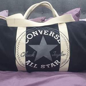 Väska från Converse. Använd ett fåtal ggr. Längd ca. 45cm, Höjd ca. 24cm, Bredd ca. 24cm. GRATIS spårbart frakt med Postnord ingår eller avhämtning i GNESTA. 