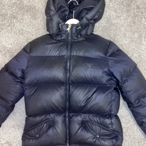 Gant jacka dam modell S - Mörk marinblå vinterjacka gant, köpt på Johnells i Västerås,liten skada bakom dragkedjan syns inte när jackan är stängd. Pris 2000kr ,kan diskuteras.