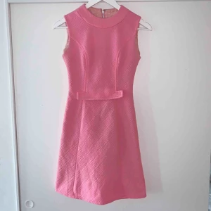  - 60-tals retroklänning. Köpt second hand 💘  Mått (mätt tvärs över)   Byst: 38 cm Midja: 31 cm  Stretchigt material. Passar S. 