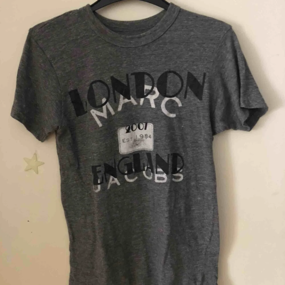 Snygg Marc Jacobs T-shirt . T-shirts.