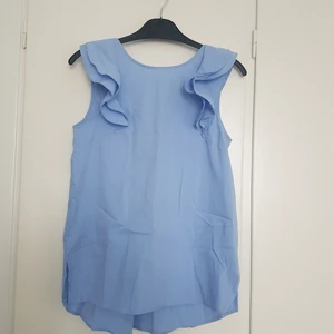 blå topp lindex 34 - Blå sommartopp med fjärilsärmar. Storlek 34 (passar 36 oxå). Från Holly & Whyte (lindex). Superskick pga endast använd 1 gång!