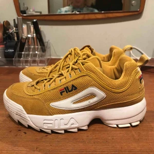  - Senapsgula skor från Fila. Använda fåtal gånger så är i gott skick. 400 kr inklusive frakt.