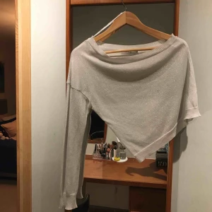  - Silvrig snedskuren topp från Nakd.