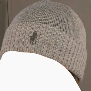  - En äkta Polo Ralph Lauren mössa. Inte använt den på super länge bara några få gången då jag köpte den. Den är i jätte bra skick o bra kvalite. Mössan är grå och har ett mörk grått märke