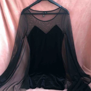 Batwing klänning - Säljer samma klänning som jag tidigare lagt ut fast stl 34 ist för 36.  Litet hål i ena ”vingen” men går lätt att sy ihop 💕 Skriv om du har frågor 