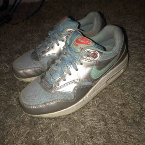  - Nike Air Max köpta i New York Använda men ser fortfarande okej ut Kan gå ner lite i pris vid snabb affär!💙🤍