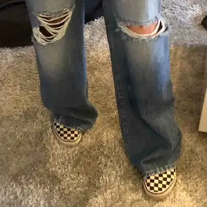 Säljer mina checkered vans. Dom är i bra skick och använda fåtal gånger. Säljer för att dom inte kommer till användning längre. Storlek 37 men skulle säga att dom sitter som 38. Köparen står för frakt, priset kan diskuteras.💕💕