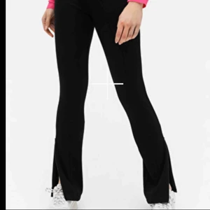  - Byxor med slits. Storlek XS men funkar även som S då de stretchiga. Använda några gånger men i väldigt bra skick. Köpta på pull and bear. Kan frakta eller mötas upp! :) kan skicka fler bilder privat!