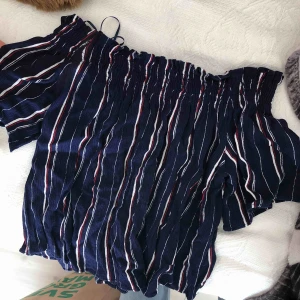  - Fin randig off shoulder topp från Pull&Bear, står strl M men den är mer än S. Sparsamt använd. Frakt inkluderad i priset
