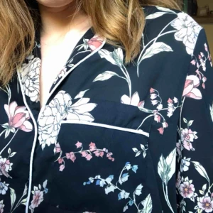  - Blommig blus köpt på Asos för 2 år sedan. Använd ett par gånger, men är i väldigt bra skick!  Köparen står för frakten som ligger på 63 kronor :))