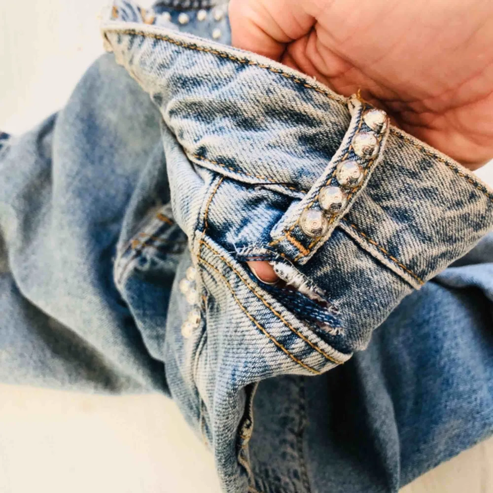 Snygga jeans! Något sönder (bild 3) men bör lätt gå att fixa. Annars bra skick, knappt använda. . Jeans & Byxor.
