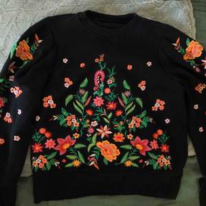 Jättefin vintage sweatshirt med puffarm och vackert broderi. Köpte på Lottas vintage i Stockholm. Älskar verkligen denna, men kommer ej till användning så säljer här. Köparen står för frakt 💛