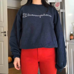  - Champion hoodie retro. Mörkblå. Fint skick. Köparen står för frakt. 59kr.